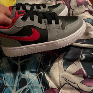 Jordan 1 Low ‘Black and Red’ little Kids size 13c